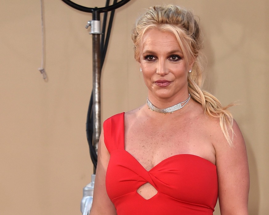 ARCHIV - 23.07.2019, USA, Los Angeles: Britney Spears kommt am 22. Juli 2019 zur Premiere von &quot;Once Upon a Time in Hollywood&quot; in Los Angeles. Zwei Monate nach der Festnahme von Jason Alexand ...