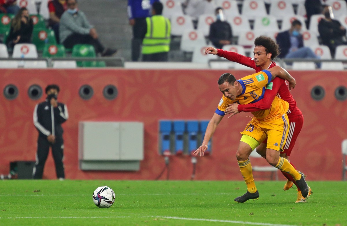 11.02.2021, Fussball FIFA-Klub-WM 2021, Finale, FC Bayern M�nchen - Tigres UANL Mexiko, im Education City Stadium Al Rayyan in Katar VAE. v.lI: Jesus Duenas Tigres gegen Leroy Sane Bayern M�nchen ***  ...