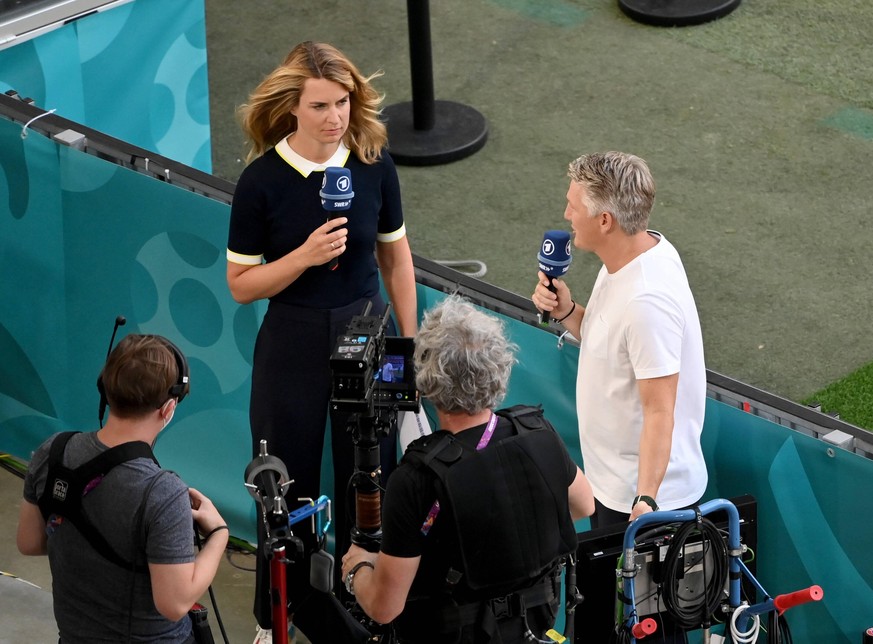 ARD Sportschau Moderatorin Jessy Wellmer, li., mit Bastian Schweinsteiger 19.06.2021, Fussball Europameisterschaft 2021, Vorrunde, 2. Spieltag, Gruppe F, Portugal - Deutschland, Foto: Maik H