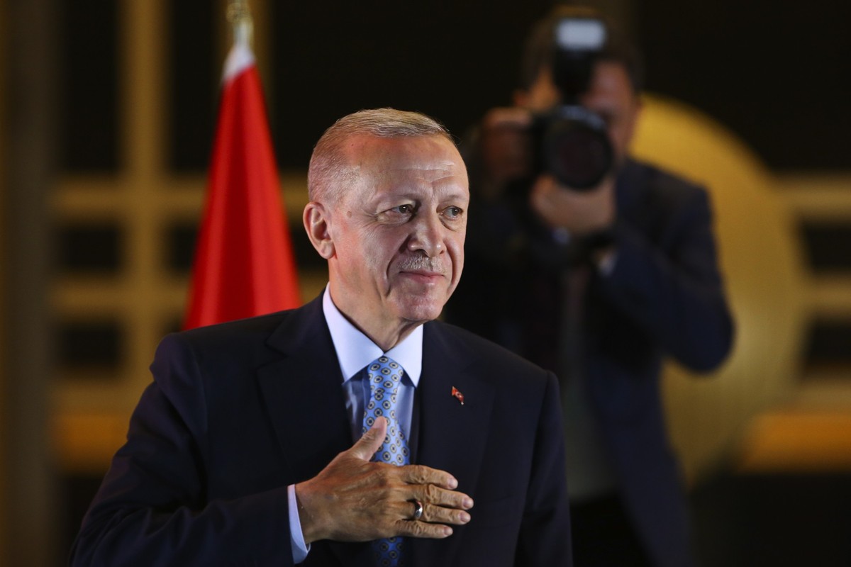 28.05.2023, Türkei, Ankara: Recep Tayyip Erdogan, Präsident der Türkei und Präsidentschaftskandidat der Volksallianz, gestikuliert vor Anhängern im Präsidentenpalast in Ankara. Der türkische Staatsche ...