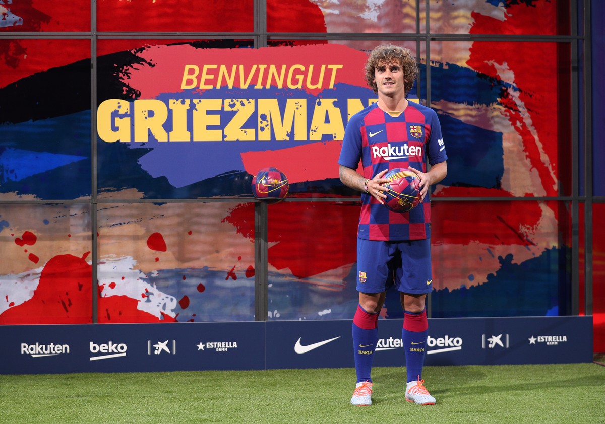 Soccer Football - FC Barcelona presentation for new signing Antoine Griezmann - Camp Nou, Barcelona, Spain - July 14, 2019 Barcelona&#039;s Antoine Griezmann poses during the presentation REUTERS/Albe ...