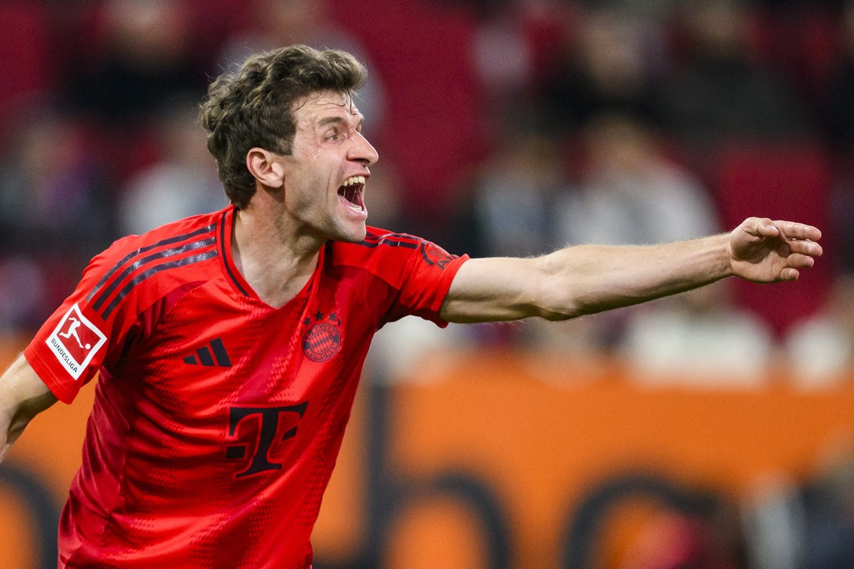 04.04.2025, Bayern, Augsburg: Fußball: Bundesliga, FC Augsburg - Bayern München, 28. Spieltag, WWK-Arena. Münchens Thomas Müller gestikuliert. (zu dpa: «Kompany am Zug: Müller brennt für Traum vom Fin ...