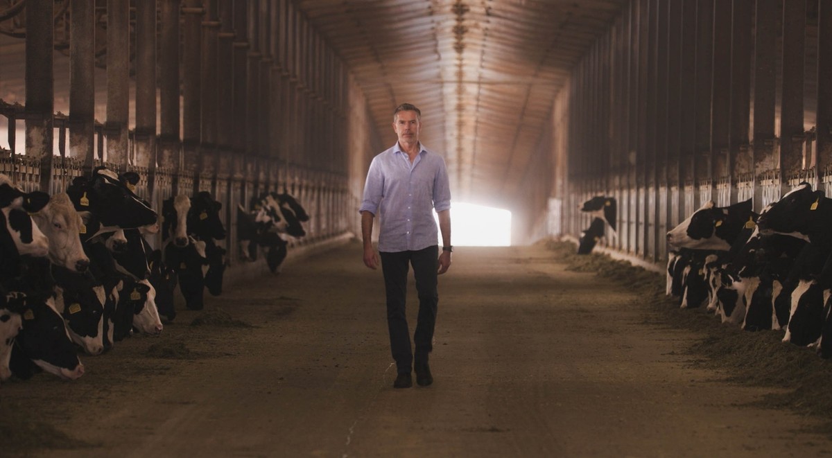 Naturjournalist Dirk Steffens besucht die Al Safi-Milchfarm Saudi Arabien. Dort stehen 50.000 Holstein Kühe mitten in der Wüste.
Die Verwendung des sendungsbezogenen Materials ist nur mit dem Hinweis ...