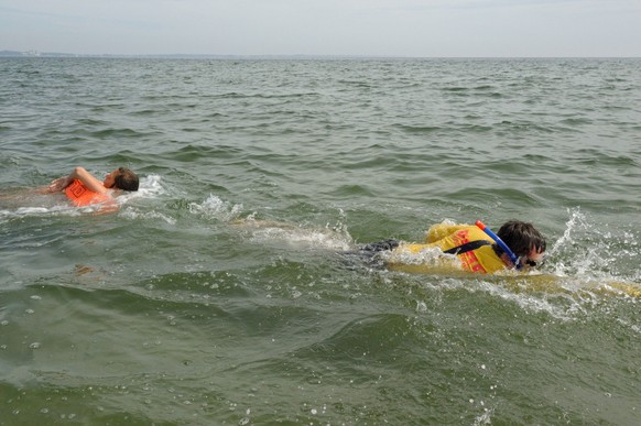 Bei einem Badeunfall haben Rettungsschwimmer immer einen Hilfsgegenstand dabei.