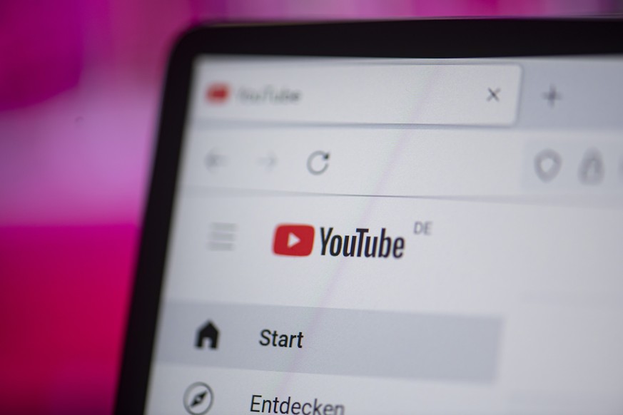 ILLUSTRATION - 28.02.2022, Berlin: ARCHIV - Auf einem Laptop-Bildschirm sieht man das Logo von Youtube. Googles Videoplattform Youtube hat im vergangenen Jahr mehr Inhalte in Deutschland entfernt. Fot ...