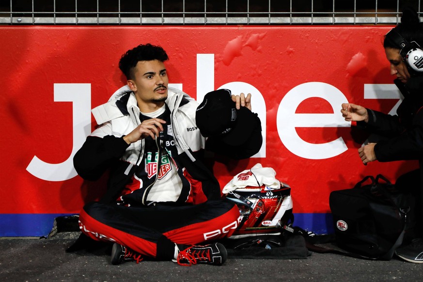 Pascal Wehrlein GER sitzt entspannt an der Begrenzungsmauer während der Startaufstellung, TAG Heuer Porsche, FIA Formel E Weltmeisterschaft, Diriyya E- Prix, 28.01.2023, SAU, Rennen *** Pascal Wehrlei ...