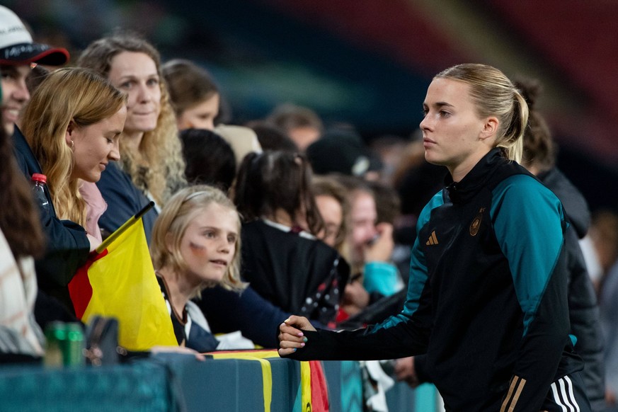 Laura Freigang Deutschland, 10 ist enttauescht ueber das Unentschieden und ausscheiden nach der Gruppenphase und geht zu den Fans, AUS, Suedkorea vs Deutschland, FIFA Frauen Fussball Weltmeisterschaft ...