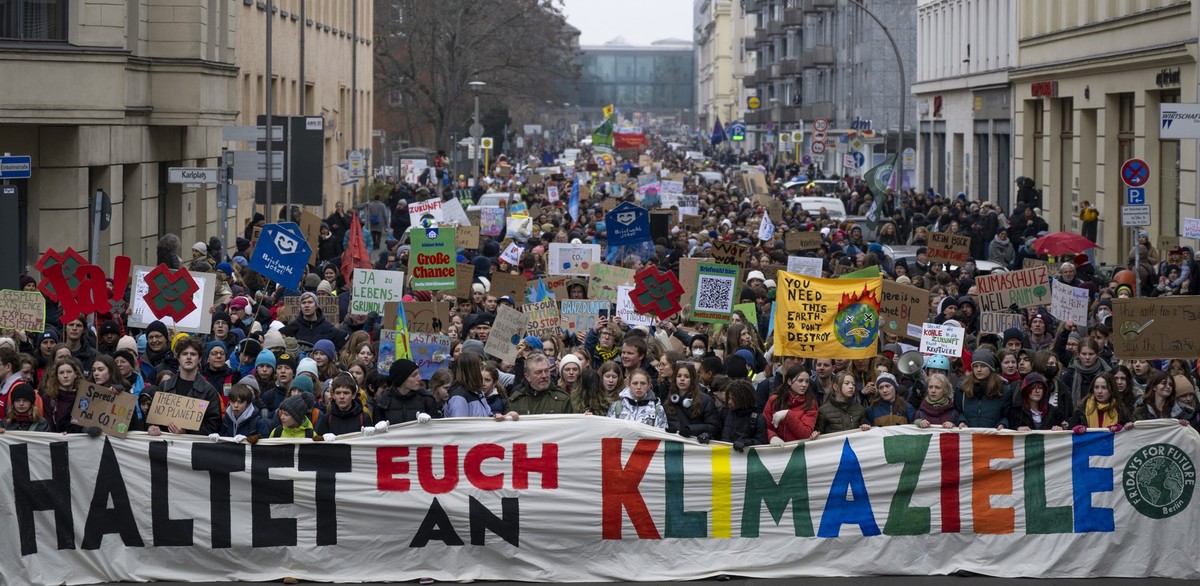 ARCHIV - 03.03.2023, Berlin: Teilnehmer der Demonstration von Fridays for Future halten ein Transparent mit der Aufschrift &quot;Haltet euch an die Klimaziele&quot;. Laut einer Forsa-Umfrage im Auftra ...