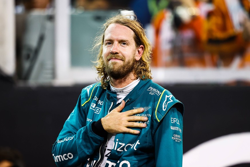 Sport Themen der Woche KW46 Formula 1 2022: Abu Dhabi GP YAS MARINA CIRCUIT, UNITED ARAB EMIRATES - NOVEMBER 20: Sebastian Vettel, Aston Martin, on the grid at the end of his final race in F1 during t ...