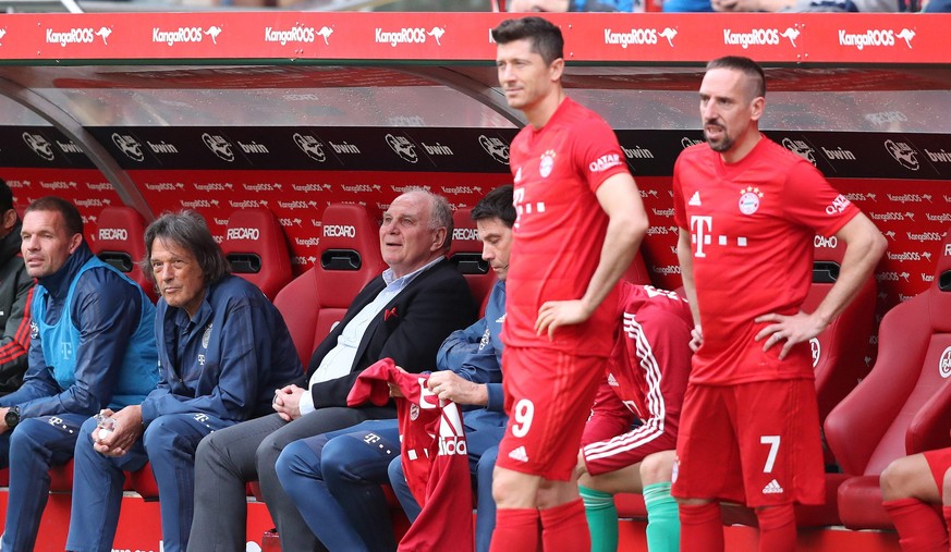 firo : 27.05.2019 Fuvüball, Fussball: 1. Bundesliga , Saison 2018/2019 Retterspiel , Freundschaftsspiel 1. FC Kaiserslautern - FC Bayern Mvºnchen Muenchen 1:1 FCB Prv§sident , Ulrich Uli Hoenevü , Hoe ...