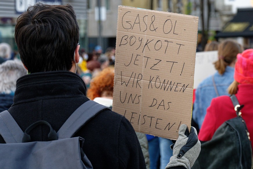 Ein Teilnehmer hält bei einer Demonstration von Fridays for Future gegen den Krieg in der Ukraine ein Schild mit Aufschrift «Gas und Öl Boykott jetzt! Wir können uns das Leisten». Die Organisation Fri ...