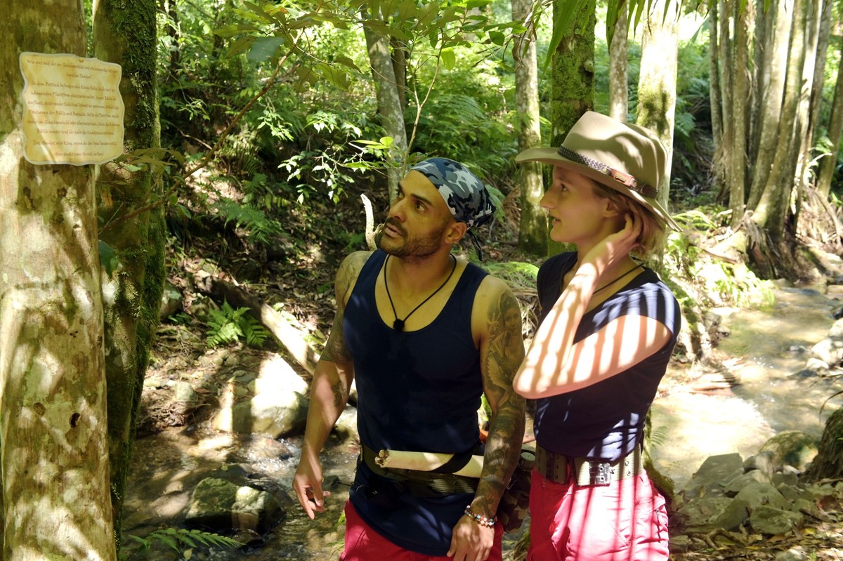 David und Anya bei der Schatzsuche.