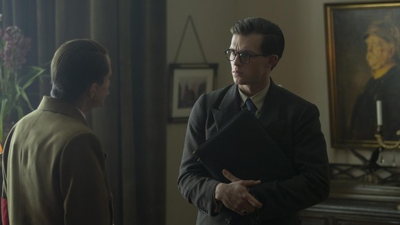 Munich – Edge of War. (L to R) Ulrich Matthes as Adolf Hitler, Jannis Niewohner as Paul Hartman, in Munich – Edge of War. Cr. Frederic Batier/Netflix © 2021
