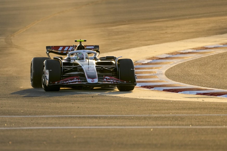 21.02.2024, Bahrain, Sakhir: Formel 1: Beginn der Testfahrten vor dem Start der neuen Saison: Nico Hülkenberg aus Deutschland vom Team Haas in Aktion. Foto: Darko Bandic/AP/dpa +++ dpa-Bildfunk +++