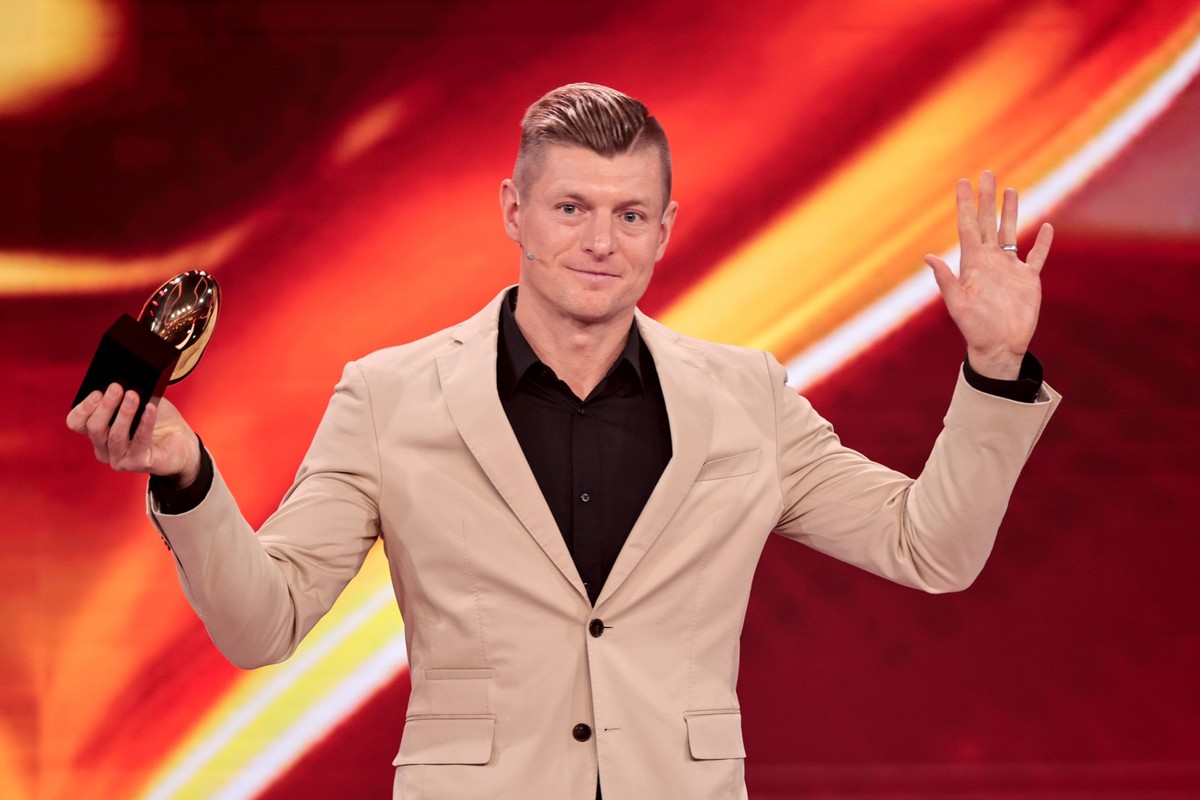 07.12.2024, Berlin: Der ehemalige Fu�ball-Weltmeister Toni Kroos wird bei bei der Spendengala &quot;Ein Herz f�r Kinder&quot; ausgezeichnet. Die TV-Gala wird vom ZDF vom Studiogel�nde in Berlin-Adlers ...