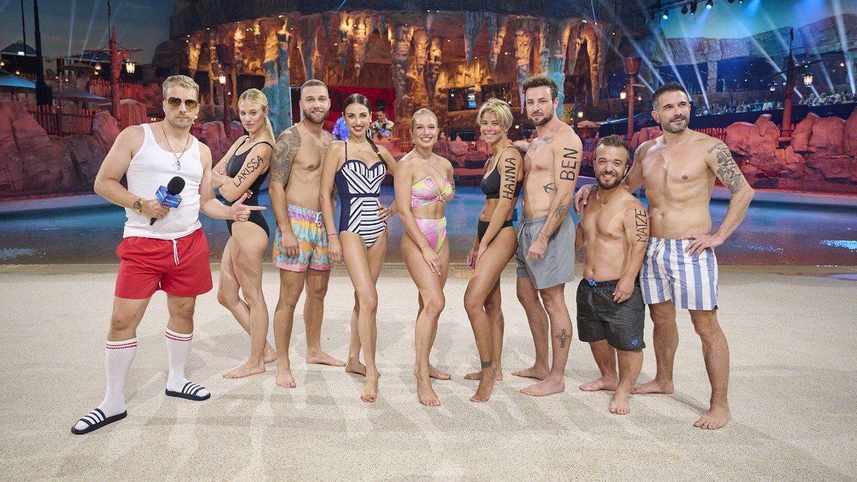 V.l.: Bademeister Oliver Pocher, Larissa Marolt, Filip Pavlovic, Ekaterina Leonova, Lola Weippert, Hanna Sökeland, Benjamin Melzer, Mathias Mester und Marc Terenzi

Die Verwendung des sendungsbezogene ...