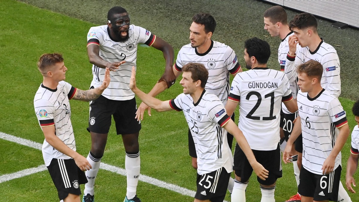 Die deutsche Nationalmannschaft jubelt während der EM