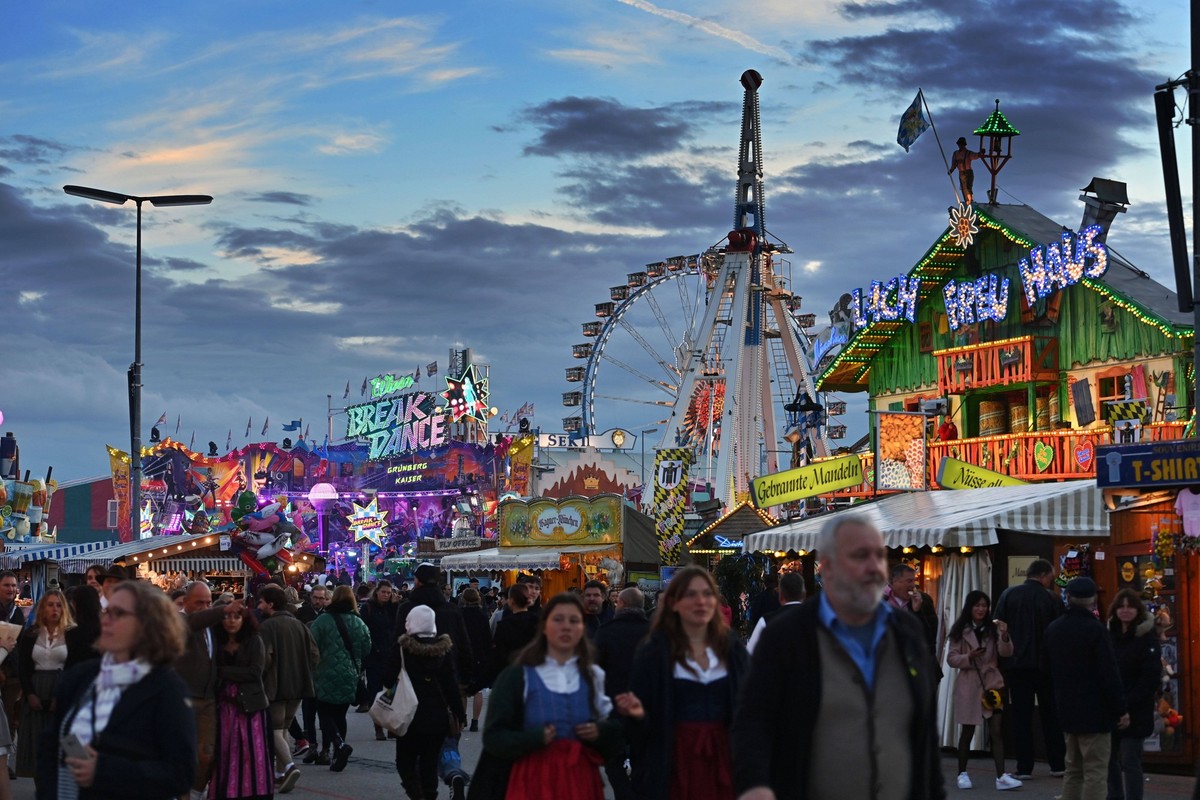 Blick ueber das Oktoberfest 2022 am 26.09.2022. Besucher ,Gaeste,Festgaeste, Andrang in der Schaustellerstrasse mit Riesenrad und Fahrgeschaeften,Fahrgeschaefte,Schausteller. *** View over the Oktober ...