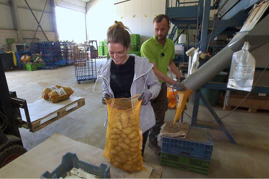 "Bauer sucht Frau"-Kandidtin Alina muss hart mich anpacken.