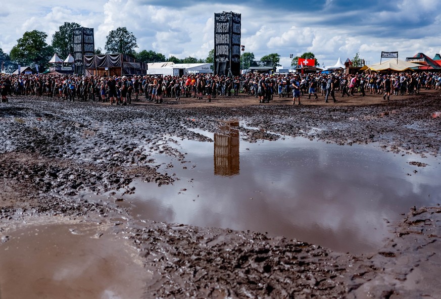 05.08.2023, Schleswig-Holstein, Wacken: Schlammpfützen überziehen das Festival-Gelände des Wacken Open Air. Foto: Axel Heimken/dpa +++ dpa-Bildfunk +++