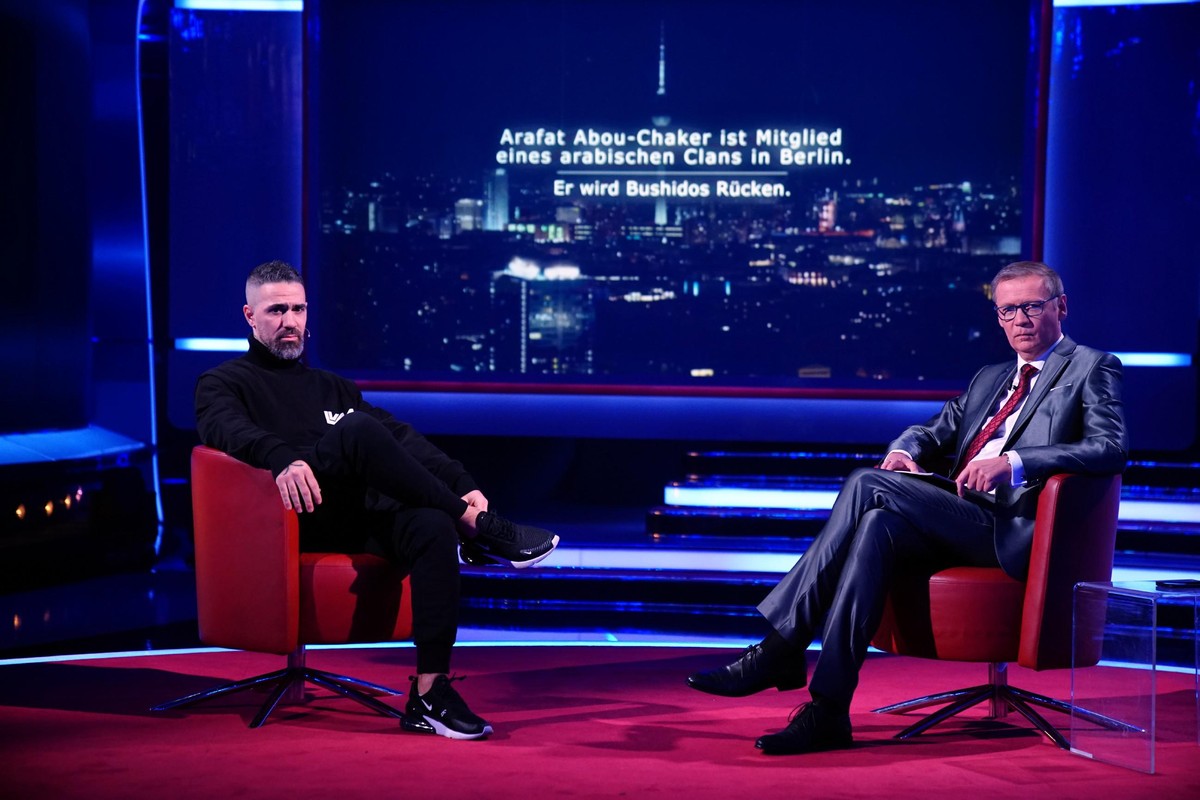 Bushido (l.) im Gespräch mit Moderator Günther Jauch.
Die Verwendung des sendungsbezogenen Materials ist nur mit dem Hinweis und Verlinkung auf RTL+ gestattet.