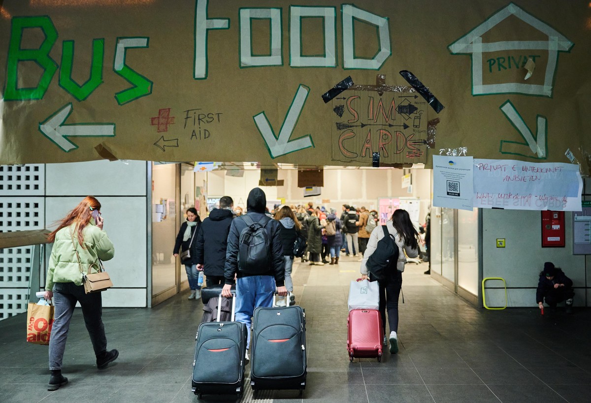 Ein riesiges provisorisches Banner, auf dem die Worte «Bus», «Food» und ein Haus zu sehen sind, hängt im Hauptbahnhof, um Flüchtlingen den Weg zu weisen. Der Senat geht davon aus, dass weiterhin tägli ...
