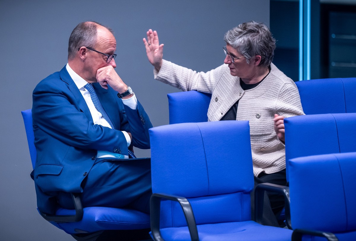 ARCHIV - 16.10.2024, Berlin: Friedrich Merz, CDU Bundesvorsitzender und CDU/CSU Fraktionsvorsitzender im Bundestag, spricht in den hinteren Sitzreihen mit Britta Haßelmann, Co-Vorsitzende der Fraktion ...