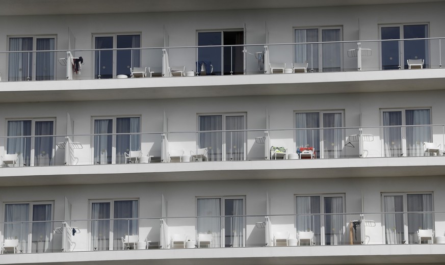 ARCHIV - 11.03.2021, Spanien, Palma: Balkone an einem Hotel am Strand von Arenal in Playa de Palma. Der Verband der Hoteliers der Playa de Palma auf Mallorca hat eine positive Bilanz der diesjährigen  ...