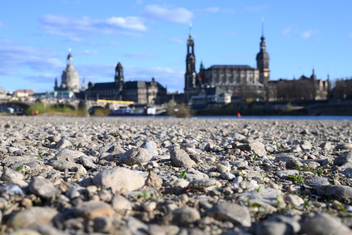 08.04.2025, Sachsen, Dresden: Ausgetrocknet ist das Elbufer auf der Neust�dter Seite gegen�ber der Altstadtkulisse. Der Pegel der Elbe in Dresden betr�gt momentan 1,06 Meter. Foto: Robert Michael/dpa ...