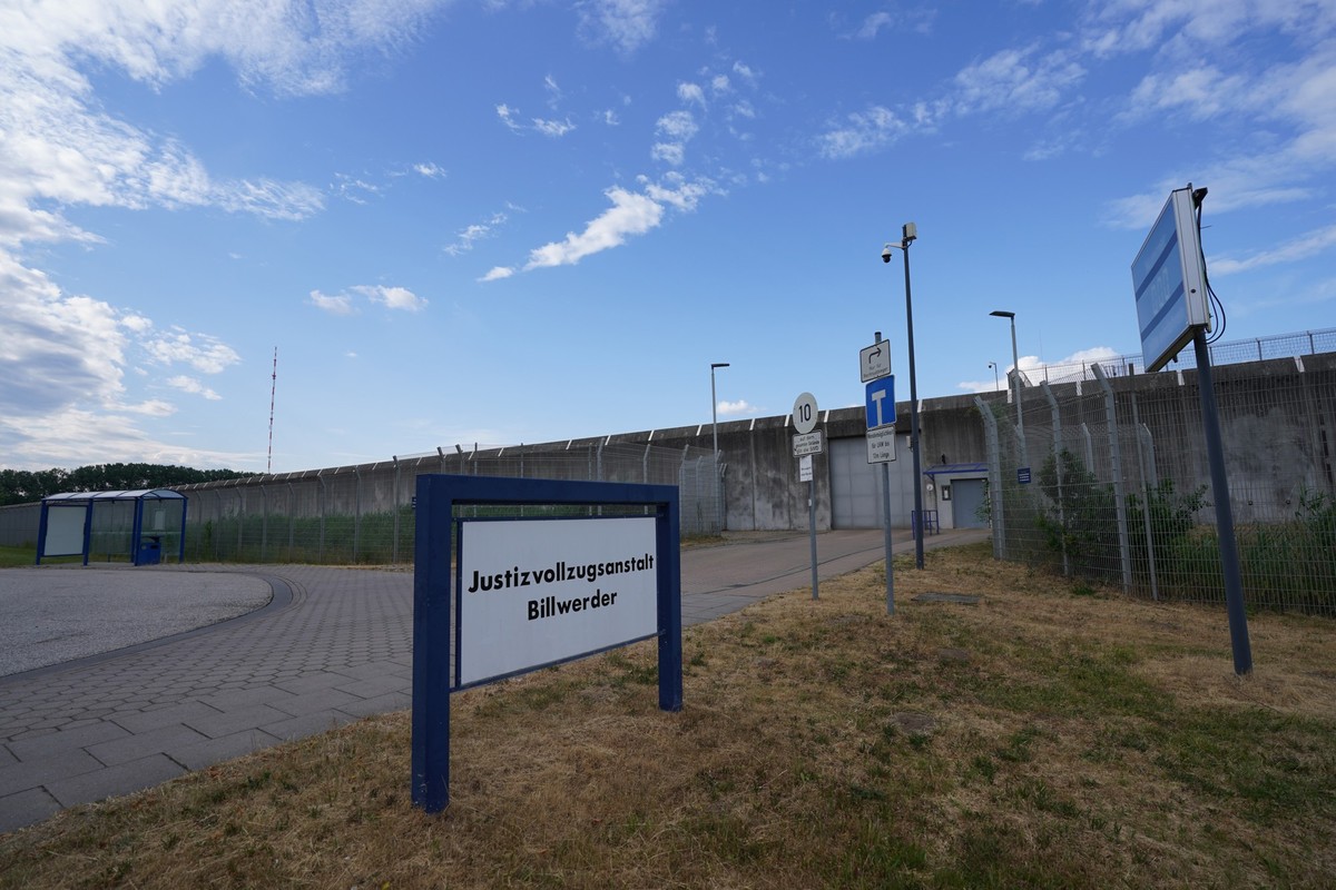 ARCHIV - 15.06.2023, Hamburg: Blick auf den Eingang der Justizvollzugsanstalt Billwerder. In den Hamburger Gef�ngnissen sa�en Ende Oktober 2023 mehr als 2000 Menschen in Haft. In der JVA Billwerder ga ...