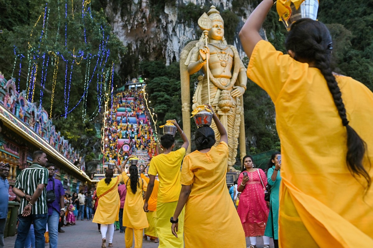 Thaipusam Festival Malaysia 2023 Hindu devotees carrying milk pots on their heads as offerings as they make their way toward the Batu Caves temple during the Thaipusam festival in Batu Caves on the ou ...