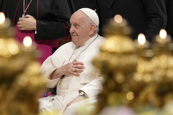 27.10.2023, Vatikan, Vatikanstadt: Papst Franziskus kommt zu einem Friedensgebet im Petersdom. Foto: Andrew Medichini/AP/dpa +++ dpa-Bildfunk +++