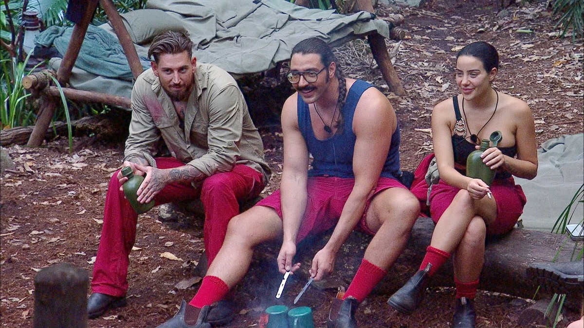 ACHTUNG: SPERRFRIST FÜR ALLE MEDIEN BIS ZUM SHOWENDE, DIENSTAG, 23.01.2024, 24:00 UHR !!! Tag 5 im Camp. Fabio Knez (M.) trommelt mit Heinz. Neben ihm Leyla Lahouar und Mike Heiter.

+++ Die Verwendun ...