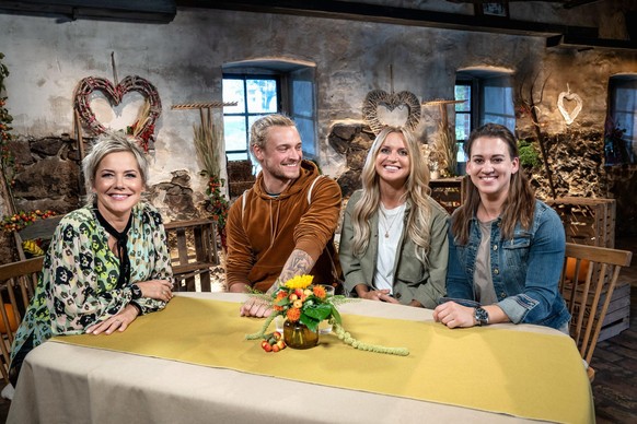 "Bauer sucht Frau"-Moderatorin Inka Bause mit Björn, Dani und Kathrin.