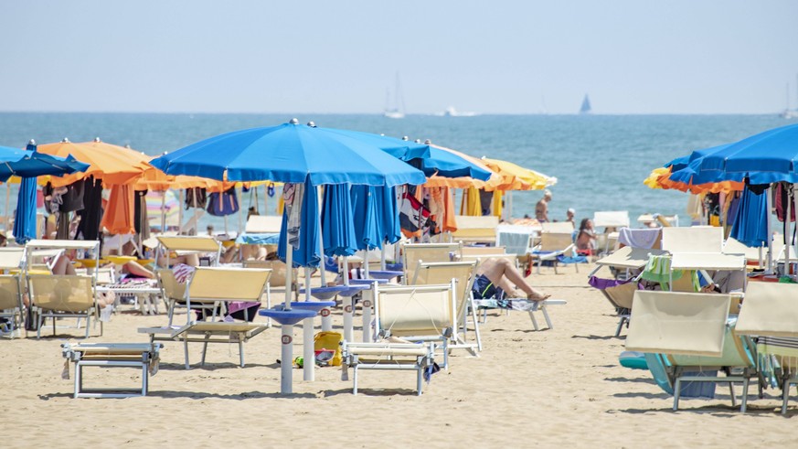 Massentourismus in Italien: Ansturm auf Lignano nach Corona - Öffnungen *** Mass tourism in Italy: Rush on Lignano after Corona reopenings Italien: Aufgrund der Lockerungen in der Corona virus krise i ...