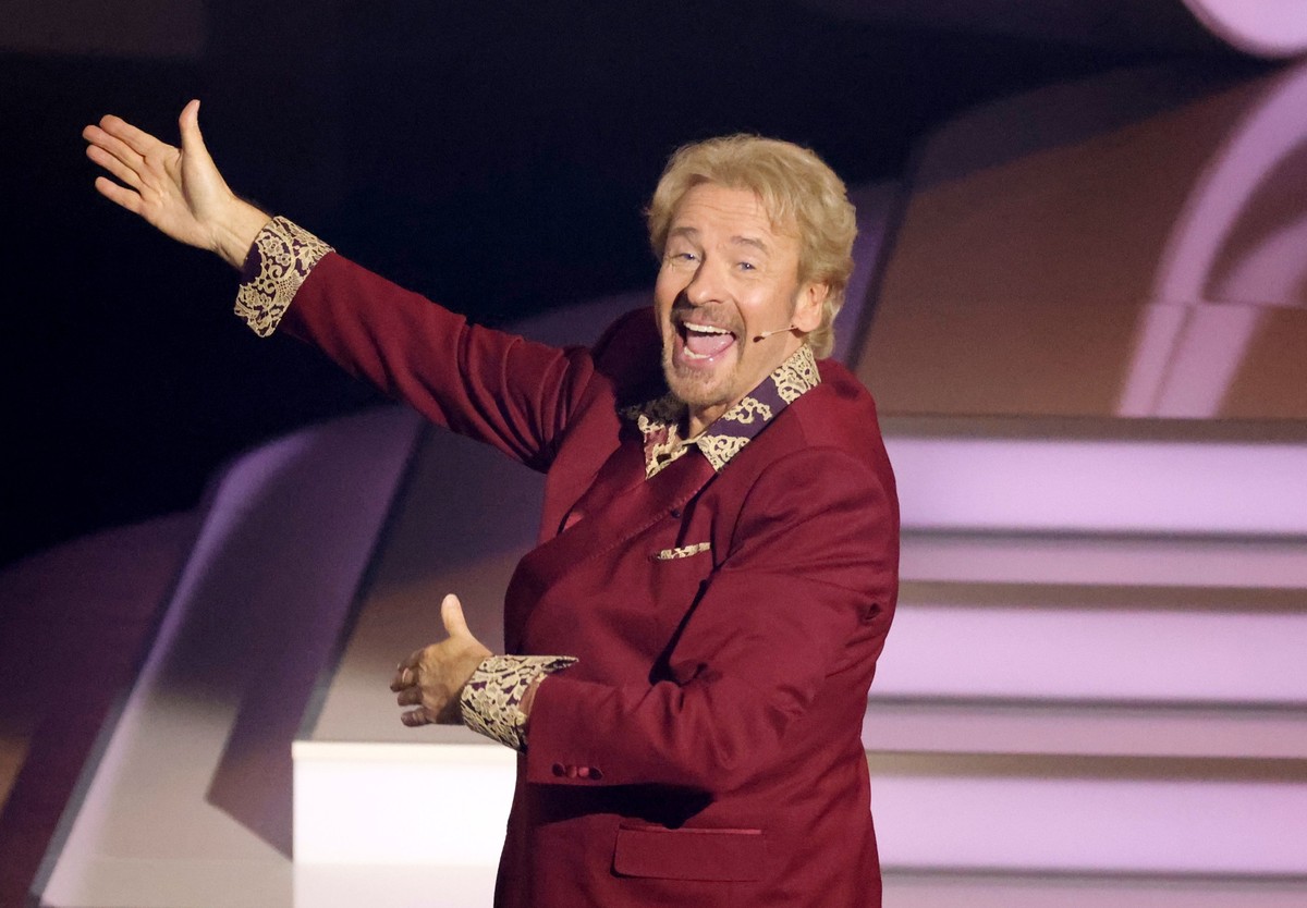 ARCHIV - 25.11.2023, Baden-Württemberg, Offenburg: Moderator Thomas Gottschalk steht in der ZDF-Show &quot;Wetten, dass..?&quot; auf der Bühne. Gottschalk ist ein weiteres Stück von seiner Fundamental ...