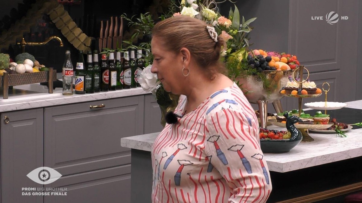 Kathy Kelly mit den Resten der Nacht. Immerhin wurden auch eine Cola und eine Fanta getrunken.