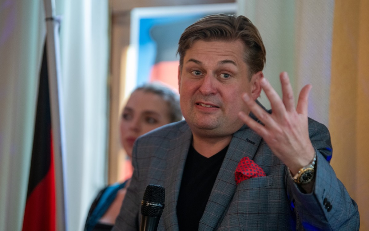 ARCHIV - 11.05.2024, Bayern, Holzkirchen: Maximilian Krah, Spitzenkandidat der AfD zur Europawahl, spricht bei einer Wahlveranstaltung in einem Gasthaus. (zu dpa: «Krah: Durchsuchungen nicht in meinem ...