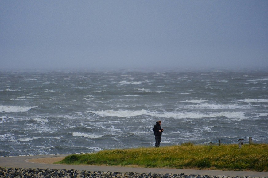 05.07.2023 xkhx Deutschland, Büsum, Nordsee Unwetterwarnung Stufe Rot vor Sturm/Orkan Poly an der Nordeseeküste bei Büsum Bild zeigt Schaumkronen auf den Wellen *** 05 07 2023 xkhx Germany, Büsum, Nor ...