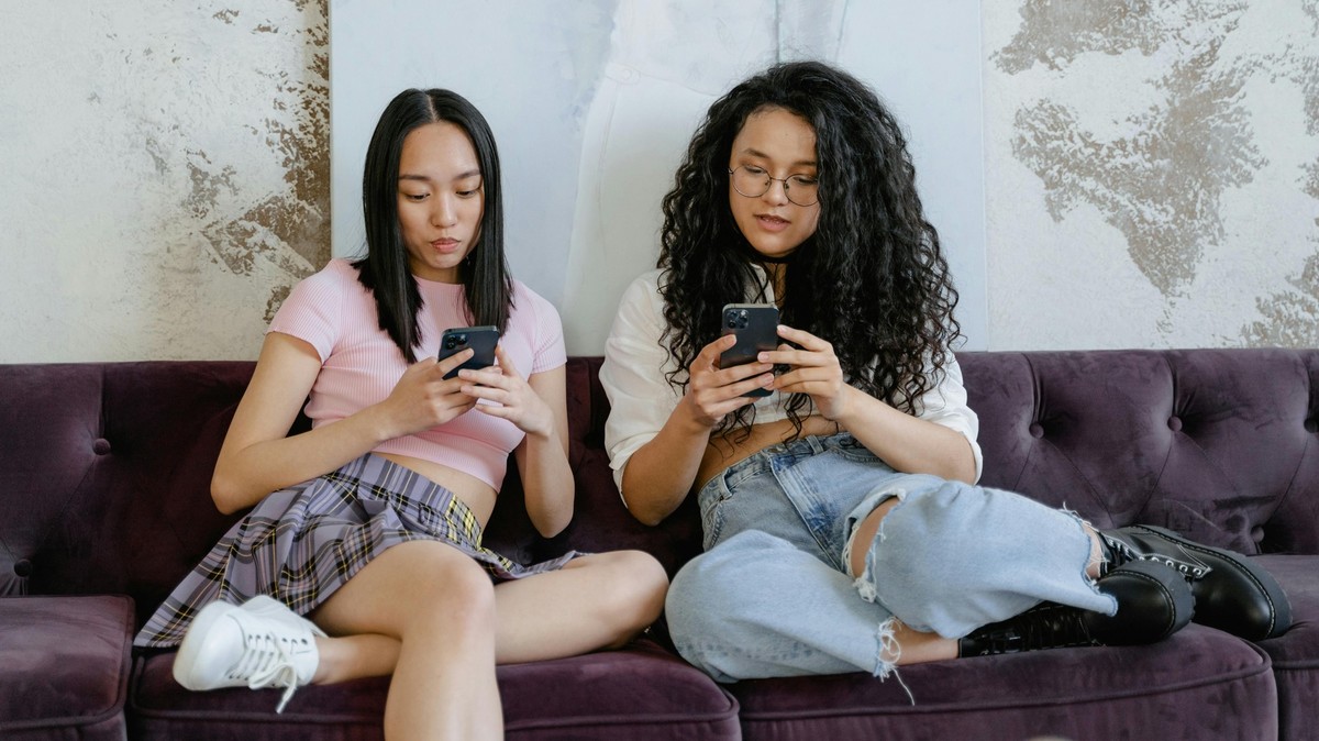 smartphone teenager gen z alpha