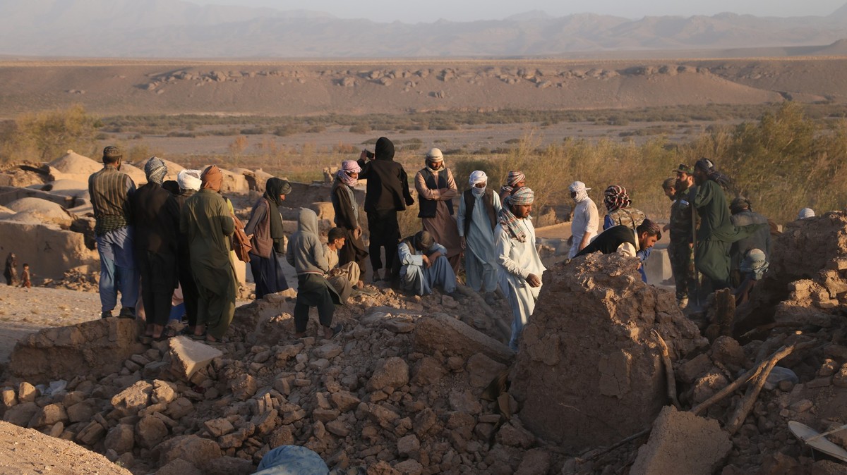 07.10.2023, Afghanistan, Herat: Menschen stehen nach einem Erdbeben in der afghanischen Provinz Herat in den Tr�mmern von Wohnh�usern. Nach mehreren starken�Erdbeben in�Afghanistan sind nach Einsch�tz ...