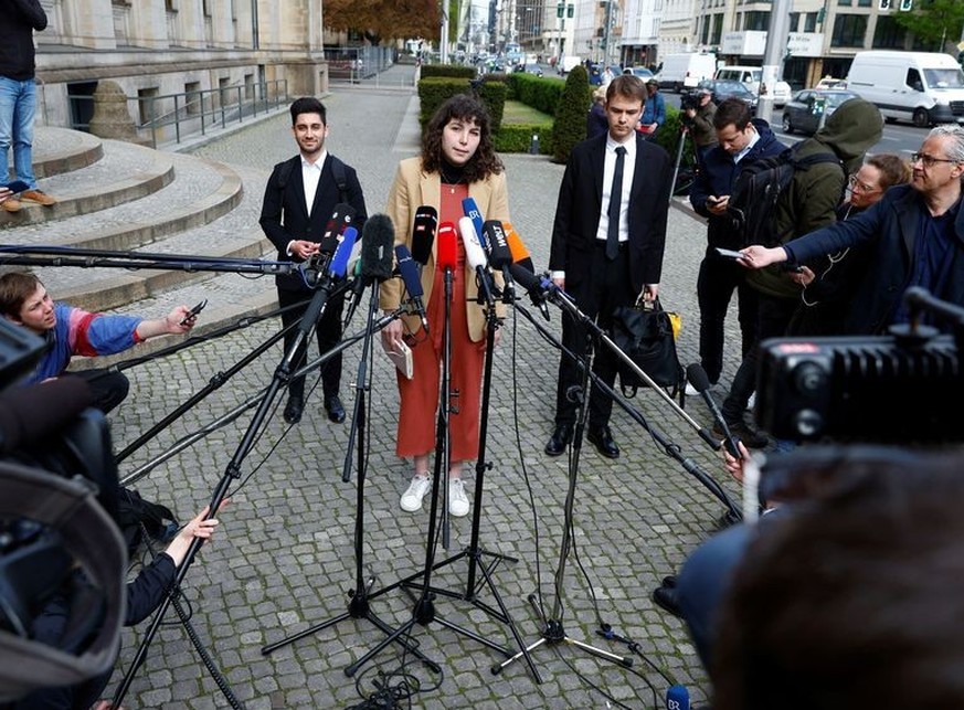 Lea Bonasera spricht zu den Medien nach einem Treffen von Aktivisten der &quot;Letzten Generation&quot; mit dem deutschen Verkehrsminister Volker Wissing (nicht im Bild) im Ministerium in Berlin, Deut ...