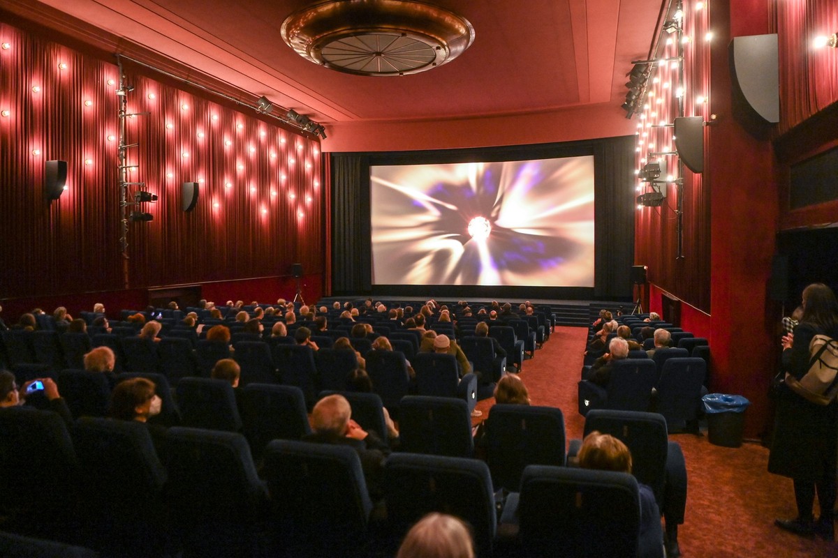 ARCHIV - 13.02.2022, Berlin: Kinobesucher sitzen zur Premiere des Films &quot;Komm mit mir in das Cinema - Die Gregors&quot; mit Masken und Abstand im Kinosaal vom Delphi-Filmpalast. Mit einem Kulturp ...
