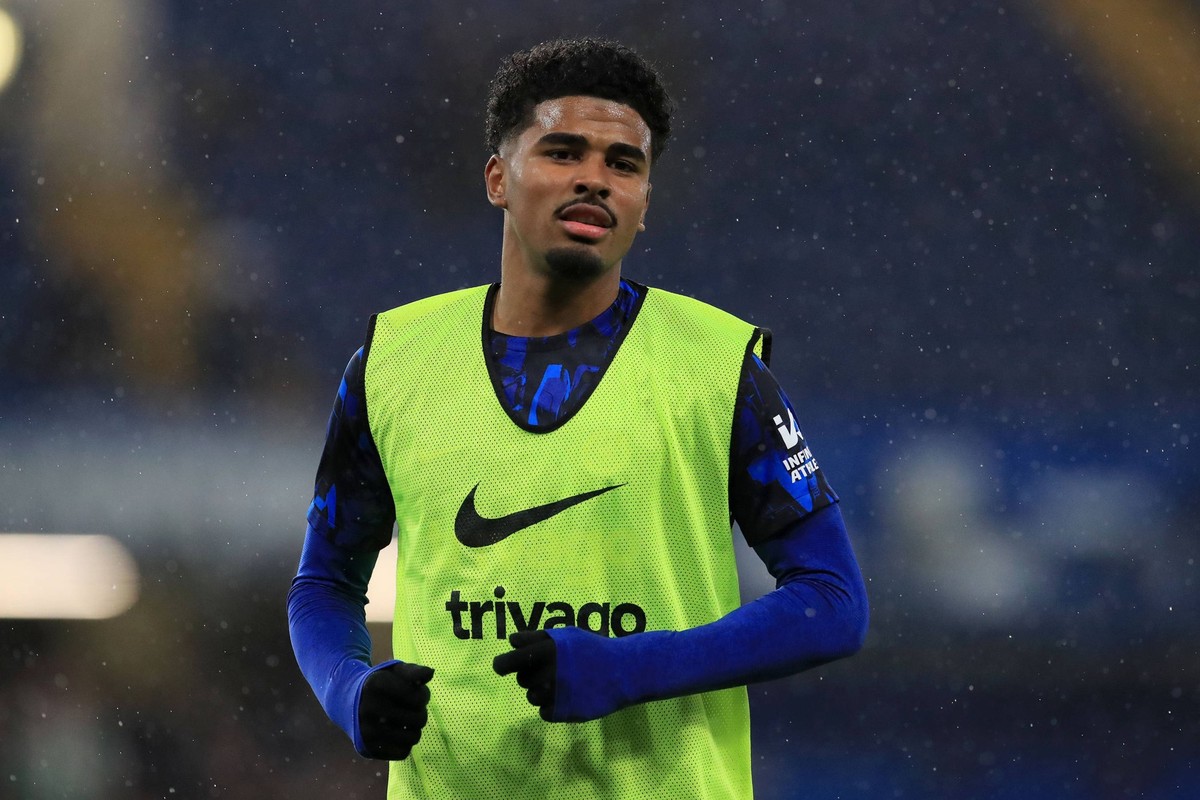Ian Maatsen of Chelsea warming during the EFL Carabao Cup match between Chelsea and Blackburn Rovers at Stamford Bridge, London, England on 1 November 2023. Copyright: xCarltonxMyriex 38880050