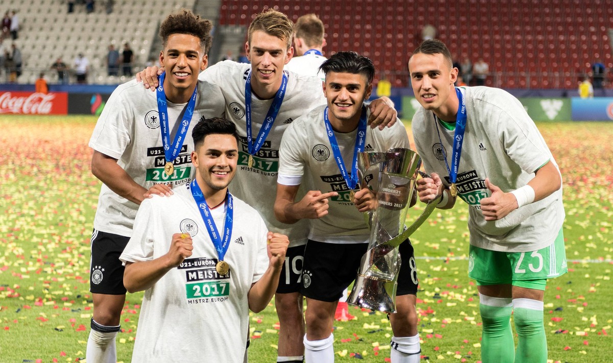 Fussball International U 21 Europameisterschaft 2017 in Krakau 30.06.2017 Finale Deutschland - Spanien Gruppenbild mit Pokal; Thilo Kehrer, Nadiem Amiri, Janik Haberer, Mahmoud Dahoud und Torwart Odis ...
