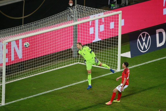Das 1:0 für die Schweiz fiel nach einer Ecke: Manuel Neuer war selbst etwas verwundert, dass Torschütze Mario Gavranovic plötzlich so frei war und dessen Kopfball sich dann im hohen Bogen ins lange Ec ...
