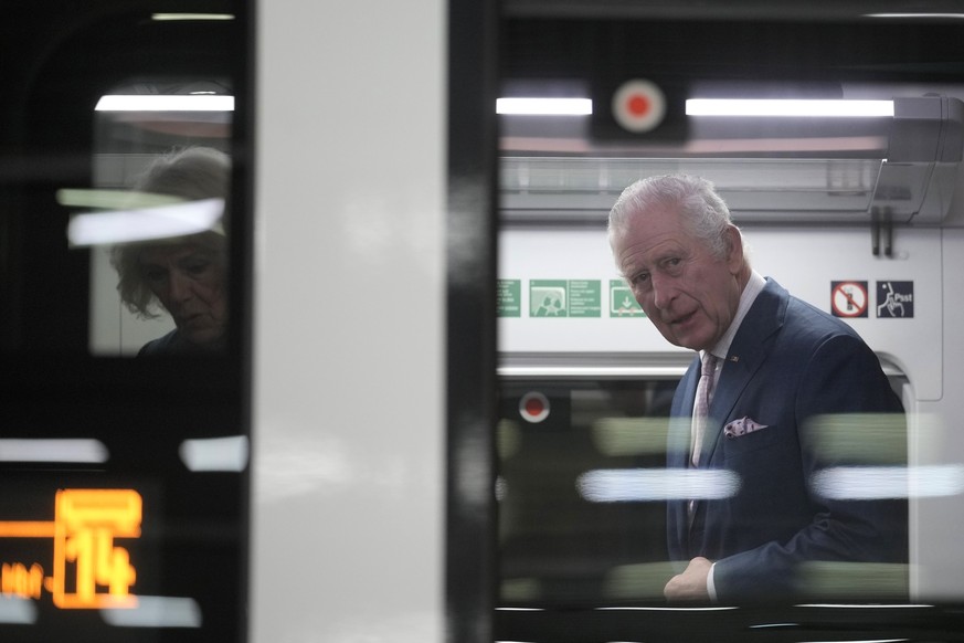 31.03.2023, Berlin: König Charles III. und die Königsgemahlin Camilla gehen durch einen ICE der Deutschen Bahn am Berliner Hauptbahnhof zu ihren Plätzen. Mit dem Zug fahren der britische König und sei ...