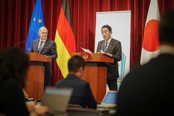 18.03.2023, Japan, Tokio: Bundeskanzler Olaf Scholz (l, SPD) und Fumio Kishida, Ministerpräsident von Japan, geben am Rande der ersten deutsch-japanischen Regierungskonsultationen eine Pressekonferenz ...