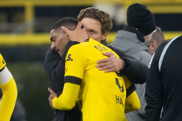 22.01.2023, Nordrhein-Westfalen, Dortmund: Fu�ball: Bundesliga, Borussia Dortmund - FC Augsburg, 16. Spieltag, Signal Iduna Park. Dortmunds Trainer Edin Terzic und Sebastien Haller umarmen sich nach d ...