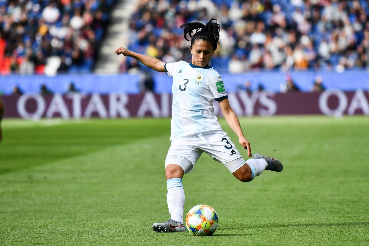 Die Argentinierin Eliana Noemi Stabile schlägt gegen Japan eine Flanke. Mit dabei: Die Unterzieh-Hose.